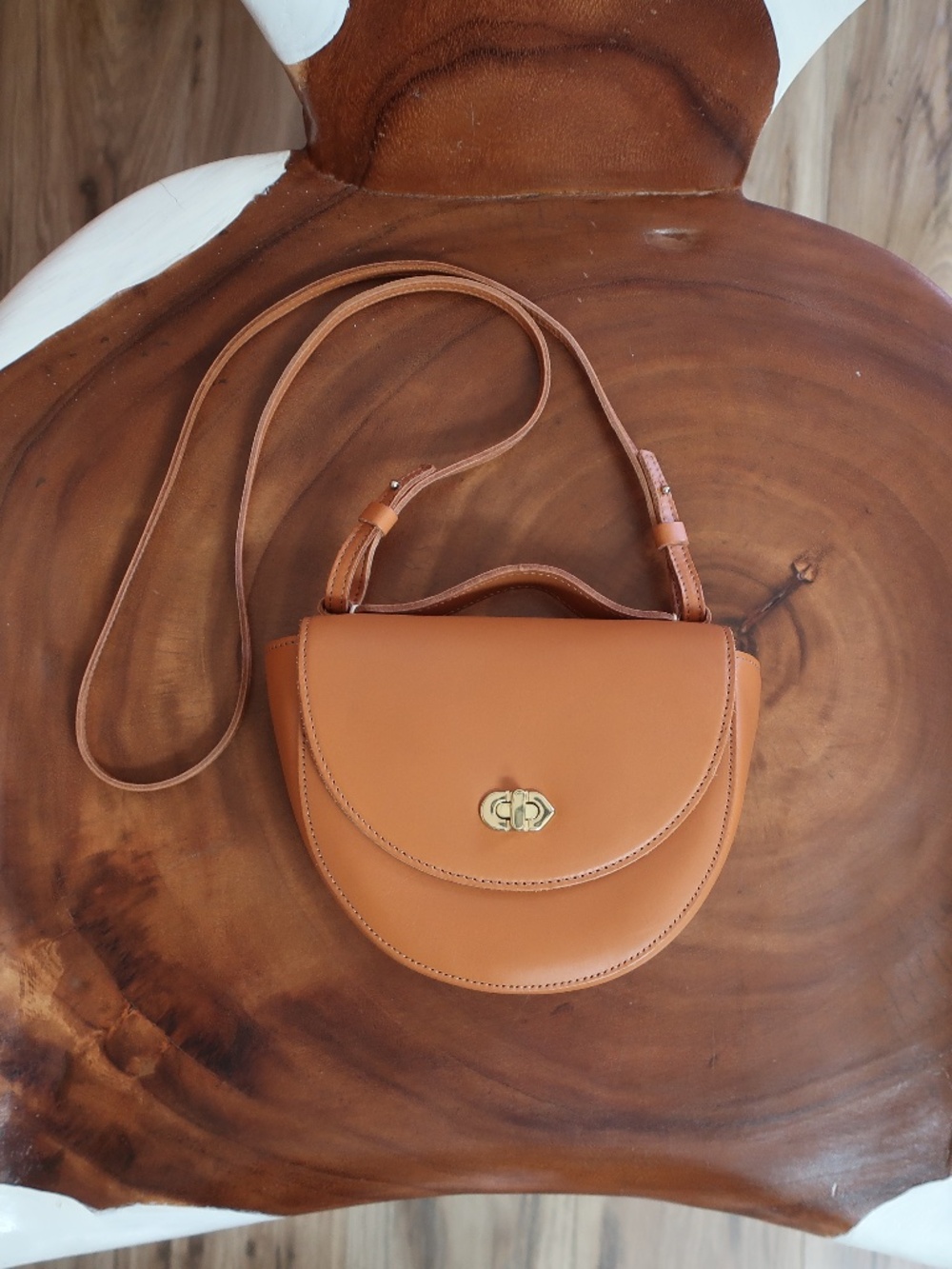 Clare V. Elodie in Cuoio